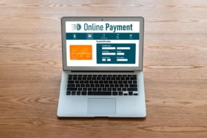 Home Portátil mostrando un formulario de pago online, simbolizando una venta perdida por un problema de seguridad en WordPress